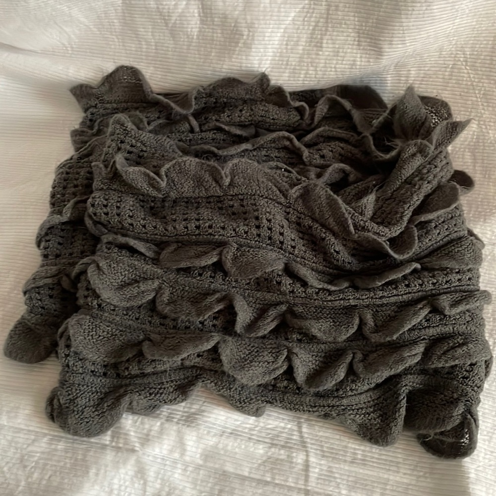Great internaty loop knit scarf in charcoal gray
